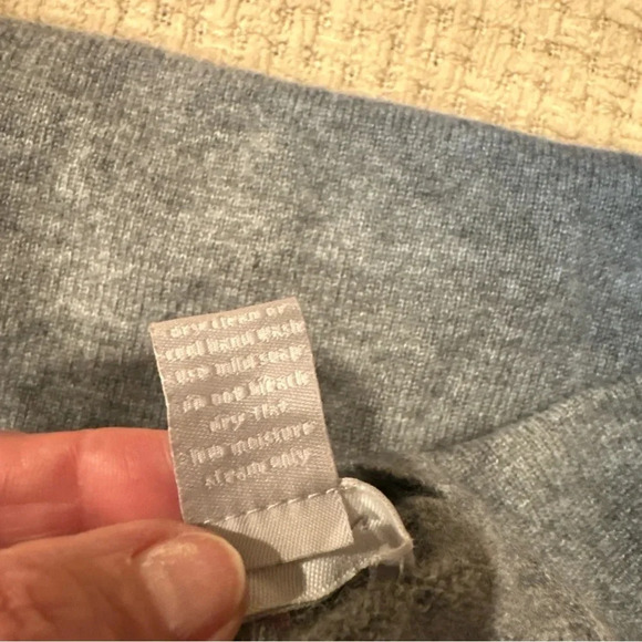 HAYDEN WOMENS SWEATHER
100% CASHMERE COLORFUL XS
TINY HOLE SLEEVE LONG SLEEVE - Picture 7 of 7